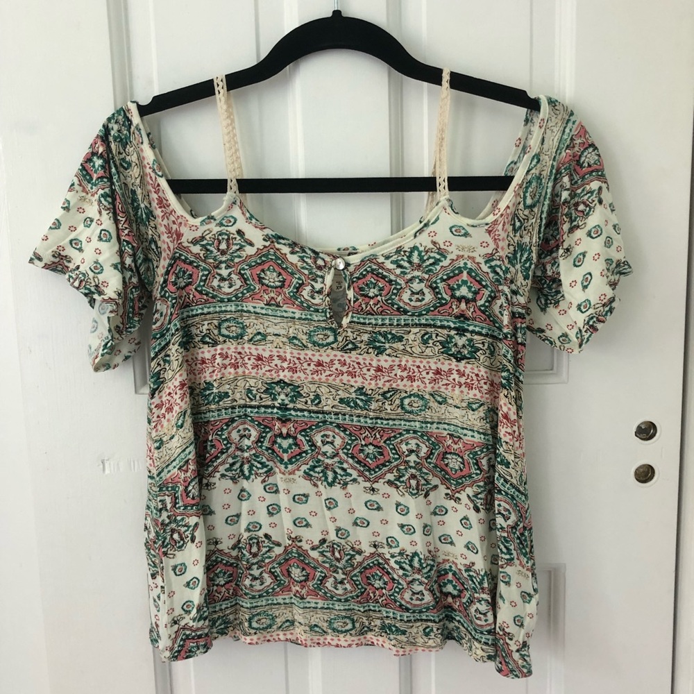 LA HEARTS COLD SHOULDER PRINTED TOP